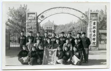 1958.10学校大门合影.jpg